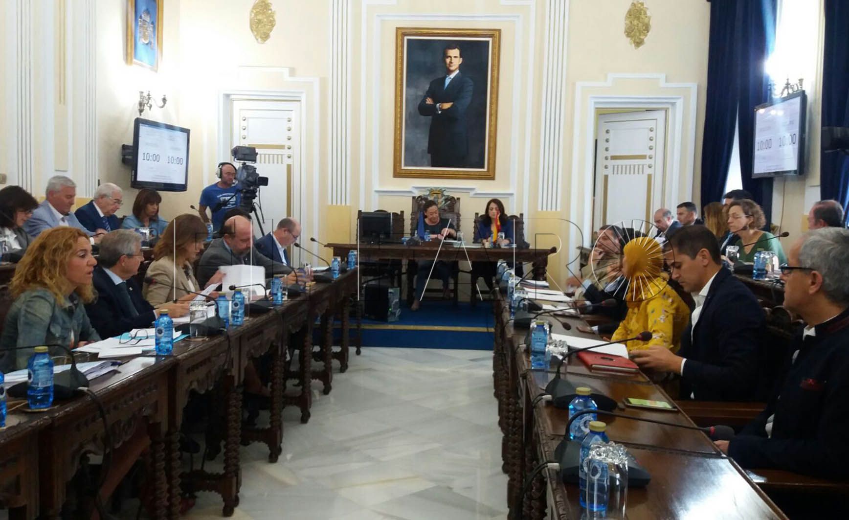 La oposición critica la marcha de Armas y el Gobierno defiende su gestión en transporte