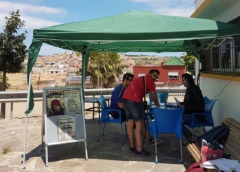 24 1 Estudiantes de la Universidad de Granada en Melilla recogen firmas para “acabar con la esclavitud de las porteadoras”