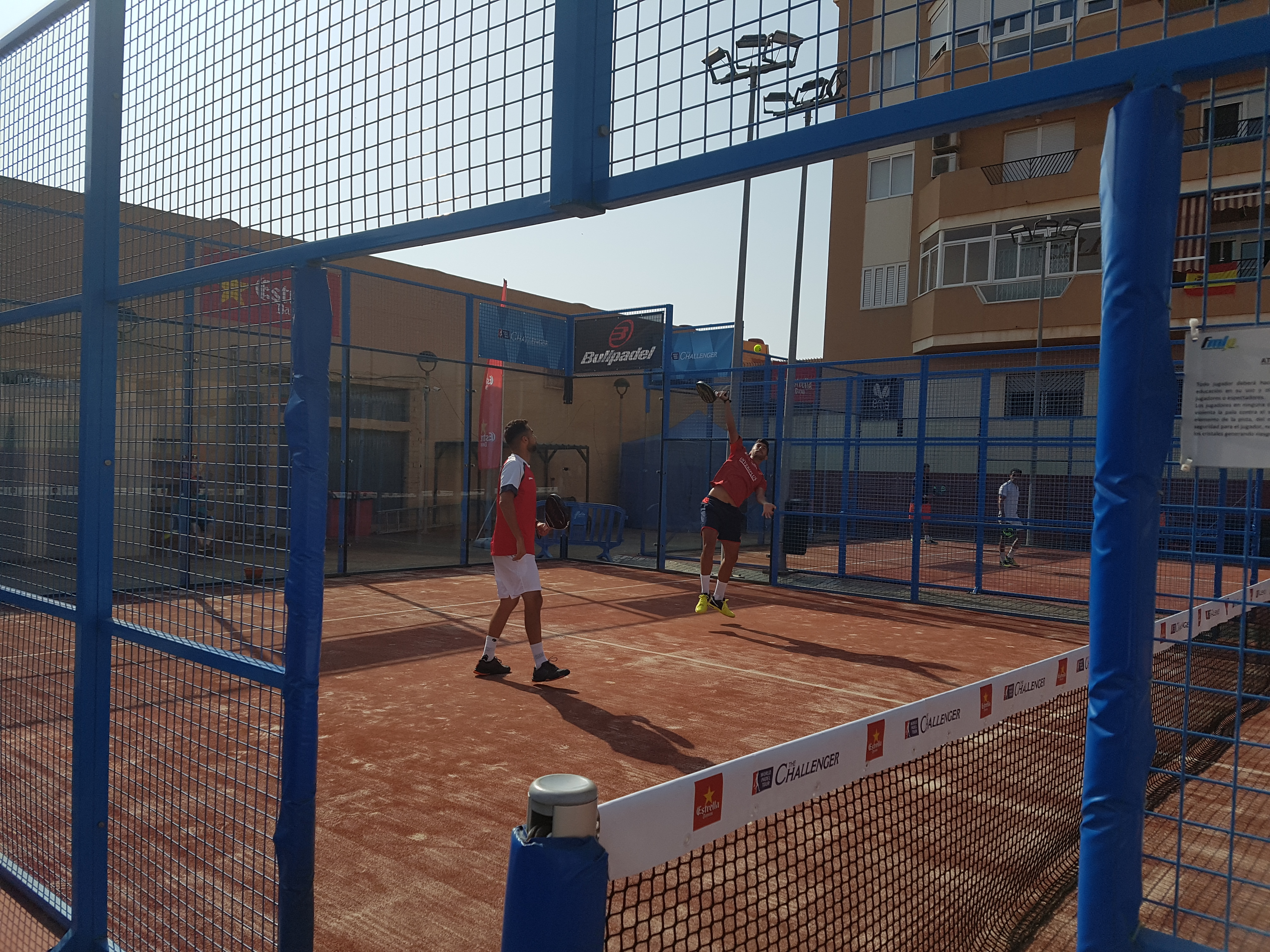 Jesús Moya y José Solano ganan el duelo de parejas locales (7-5, 6-4)