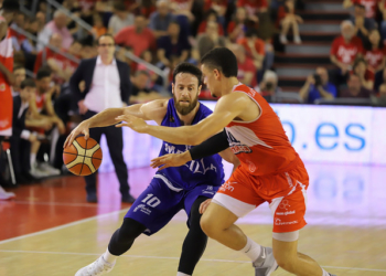 Pablo Almazán, en una de las jugadas del primer partido