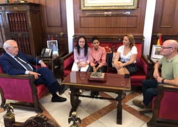 WhatsApp Image 2018 06 14 at 10.33.33 Los alumnos del Juan Caro agradecen a Imbroda las reformas realizadas en su colegio