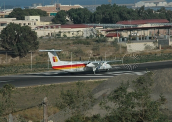 avión aeropuerto 008 Dos vuelos cancelados a consecuencia de las nubes bajas afectan a 117 pasajeros