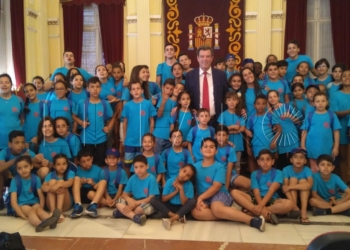 1 1 Más de 60 niños del campamento de Cáritas visitan el Salón Dorado