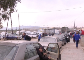 2 1 3 Detenido en Farhana por intentar atacar a un policía con una cuchilla de afeitar