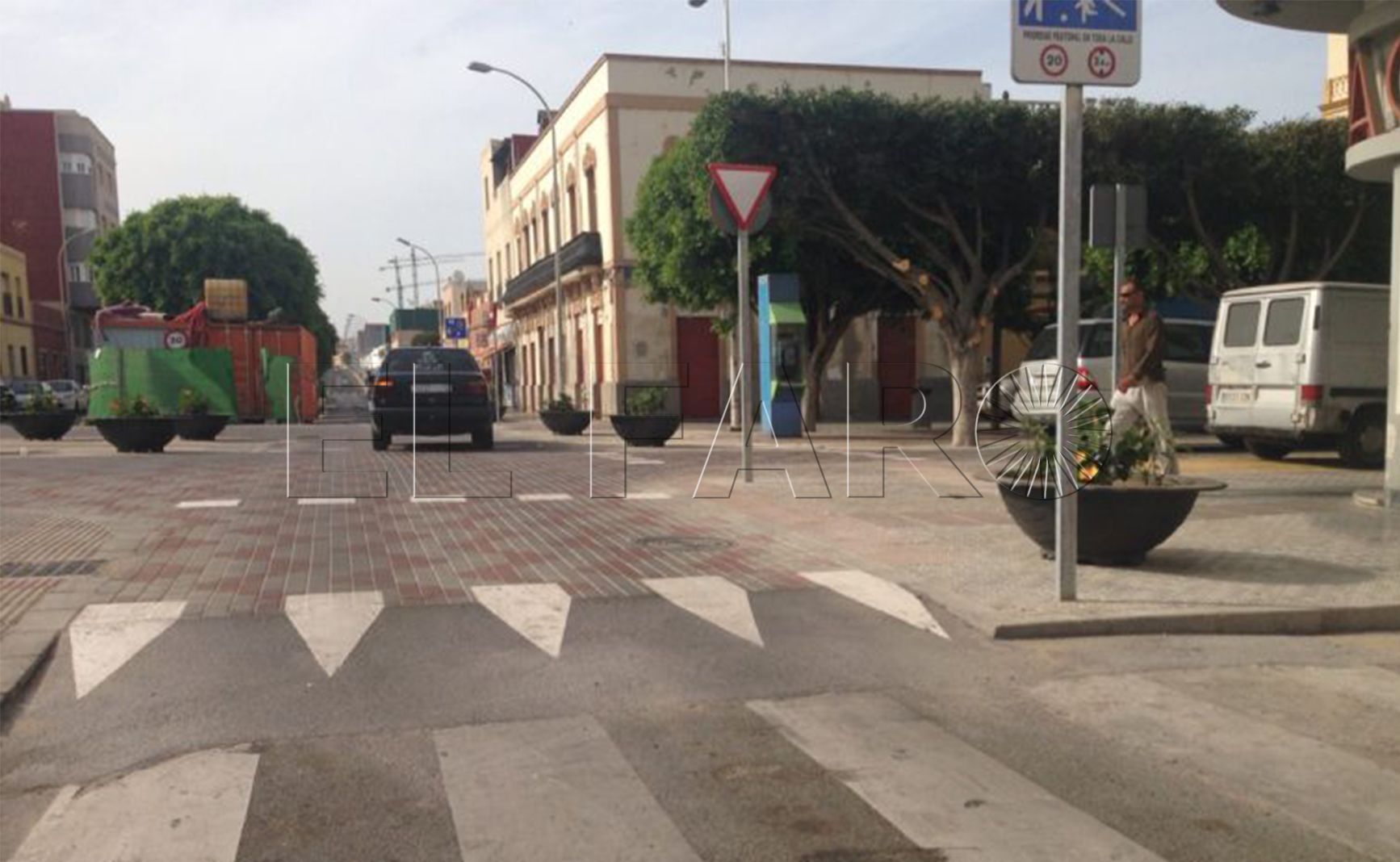 Vecinos del Real denuncian la proliferación de furgonetas de contrabando en el barrio
