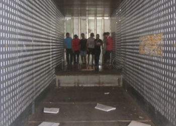 7 01 4 Localizan a siete inmigrantes, dos de ellos menores, en un doble fondo en una batea