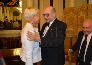 Antonio Garrido con la pintora Larisa Sarria La Asociación de Escritores de España de Andalucía y Melilla reconoce a Antonio Garrido a título póstumo