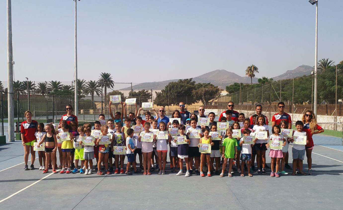 El Verano Recreativo y los cursos de natación de La Hípica acaban su mes