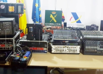Vista general La Guardia Civil recupera en el puerto material de música robado en Barcelona