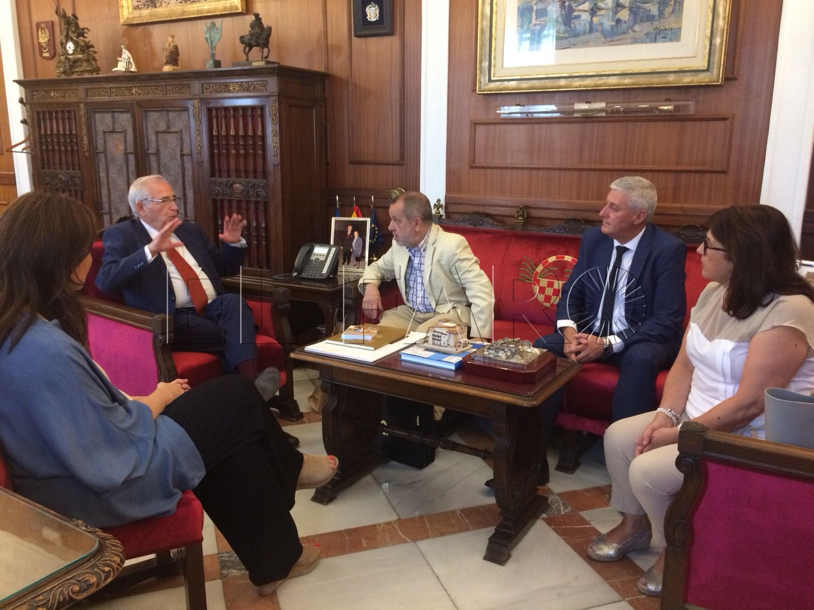 La Ciudad pide al Defensor que medie en el reparto de menores a otras autonomías