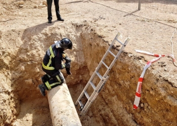 Los Bomberos actúan en el rescate de seis cachorros de perro atrapados en una zanja