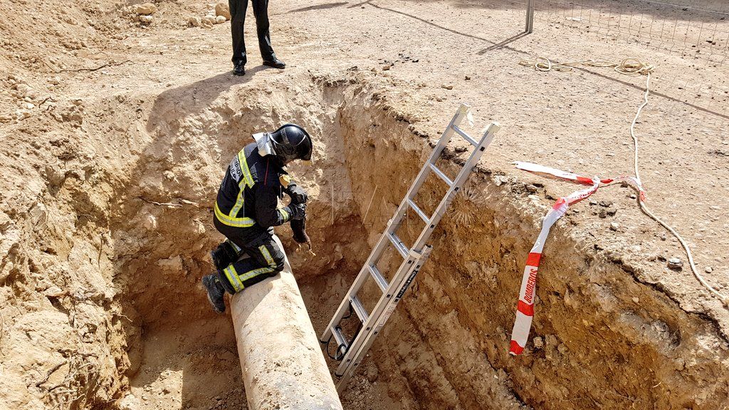 Los Bomberos actúan en el rescate de seis cachorros de perro atrapados en una zanja