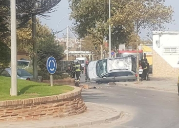 11 01 1 Vuelca un coche conducido por un joven en una rotonda en la carretera de Farhana