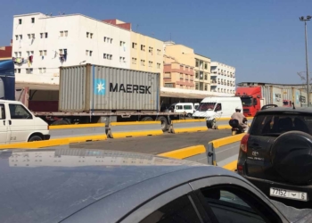3 1 14 El puerto de Beni Enzar construye almacenes para los fardos de ropa