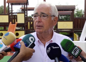 3 1 20 Imbroda entiende que el país vecino no acabará con el comercio atípico, pues "sería un caos"