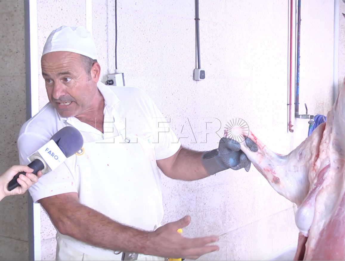 Joaquín, 26 años de matarife: “Soy de Melilla, de toda la vida, y la fiesta de mi vecino también es mi fiesta”