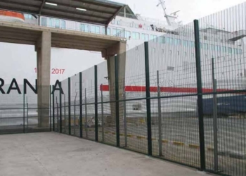 7 1 2 El Puerto de Melilla cambiará el vallado de la zona de control de embarque de vehículos