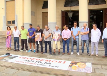Concentracion padres de Emin y Pisly “Mi pena es que mi padre se ha ido sin que se haga justicia por su nieto”
