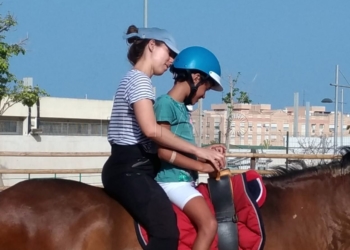 EQUINOTERAPIA 5 22 05 18 “Se crea un vínculo muy especial con el caballo. Lo cuidan mucho”