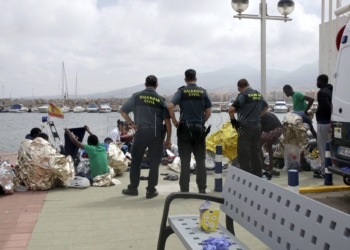PARA DORI Una patera con 31 migrantes llega a la playa de Horcas Coloradas