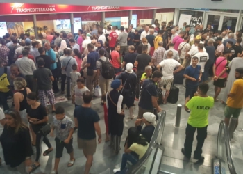 Pasajeros afectados trasmediterranea Un barco de la ruta con Almería llega casi 7 horas más tarde a Melilla