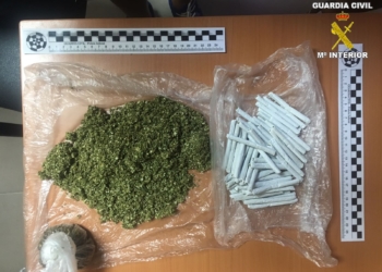 Vista general drogra intervenida Detenido un hombre de 47 años que llevaba 132 gramos de kiffi en bolsitas y en 57 cigarrillos