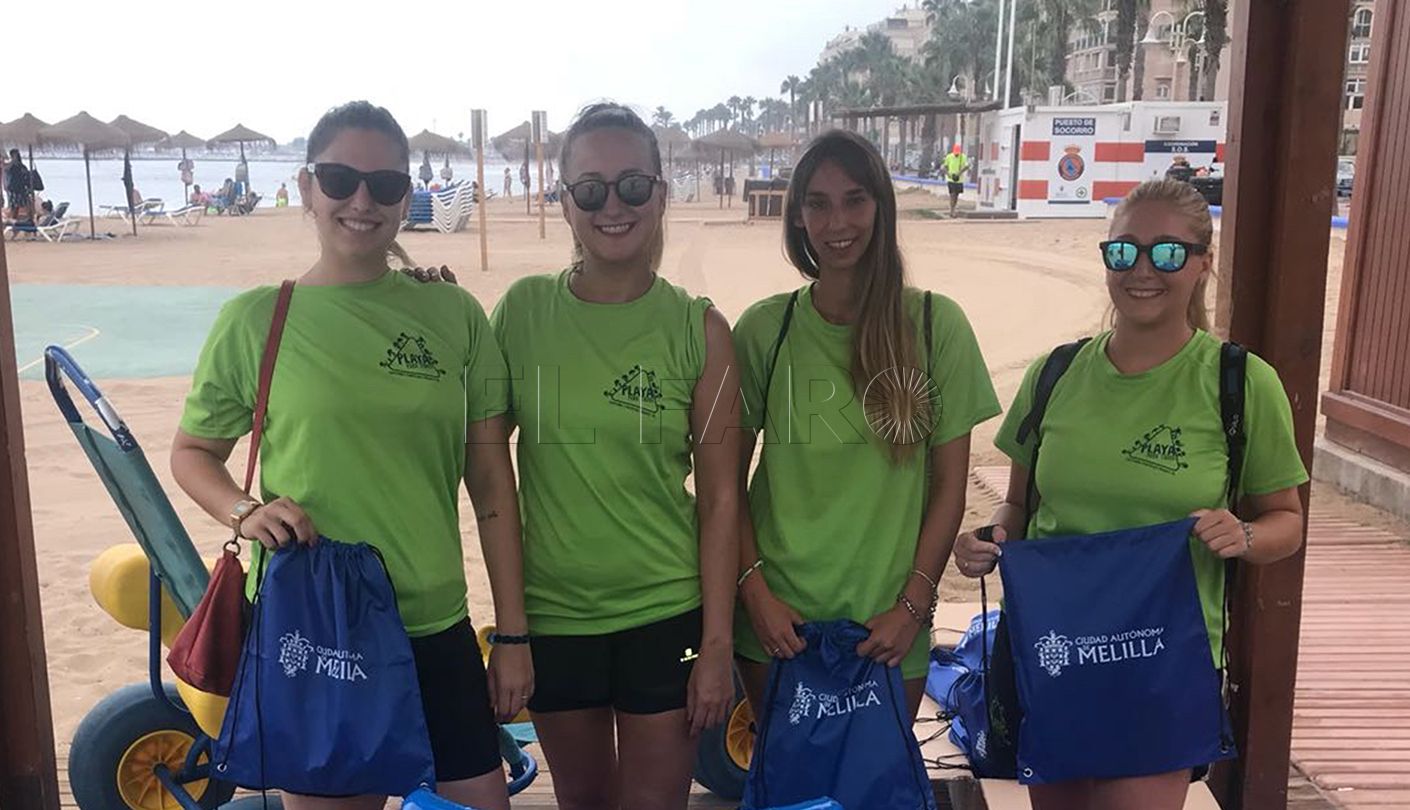 La campaña de reciclaje en la playa ofrece regalos en sus puntos informativos