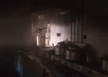 bombero 1 Una freidora encendida provoca un incendio en una cafetería del Industrial