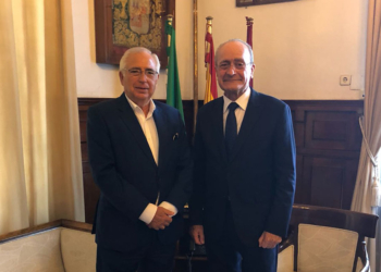 imbroda de la torre 1 Melilla concede tres medallas de oro: al dermatólogo Salvador González, al deportista Yusef Abdeselam Kaddur y a la ciudad de Málaga