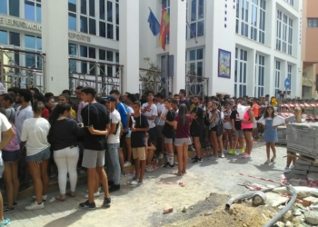 peñica esperando Seguridad y Policía Local controlan la cola para las entradas del Espacio Joven