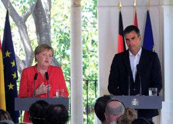 GRAF4419. SANLÚCAR DE BARRAMEDA (CÁDIZ), 11/08/2018.- La canciller alemana, ¡ngela Merkel (i), y el presidente del Gobierno espaÒol, Pedro S·nchez (d), durante la rueda de prensa que ofrecen esta tarde en el Palacio de los Guzmanes, sede de la FundaciÛn Casa Medina Sidonia en Sanl˙car de Barrameda (Cádiz). EFE/ A. Carrasco Ragel