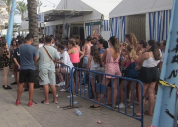 webferia Cientos de personas esperan en fila para la compra de entradas de los conciertos de Feria