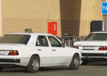 webtaxi Los taxistas piden un mayor control en la recogida de pasajeros en el puerto