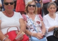 12 2 FOTOS | Volantes y flores en el pelo para la misa rociera en la Mezquita del Toreo