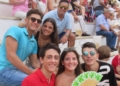 12 4 FOTOS | Volantes y flores en el pelo para la misa rociera en la Mezquita del Toreo