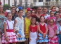 13 5 FOTOS | Volantes y flores en el pelo para la misa rociera en la Mezquita del Toreo