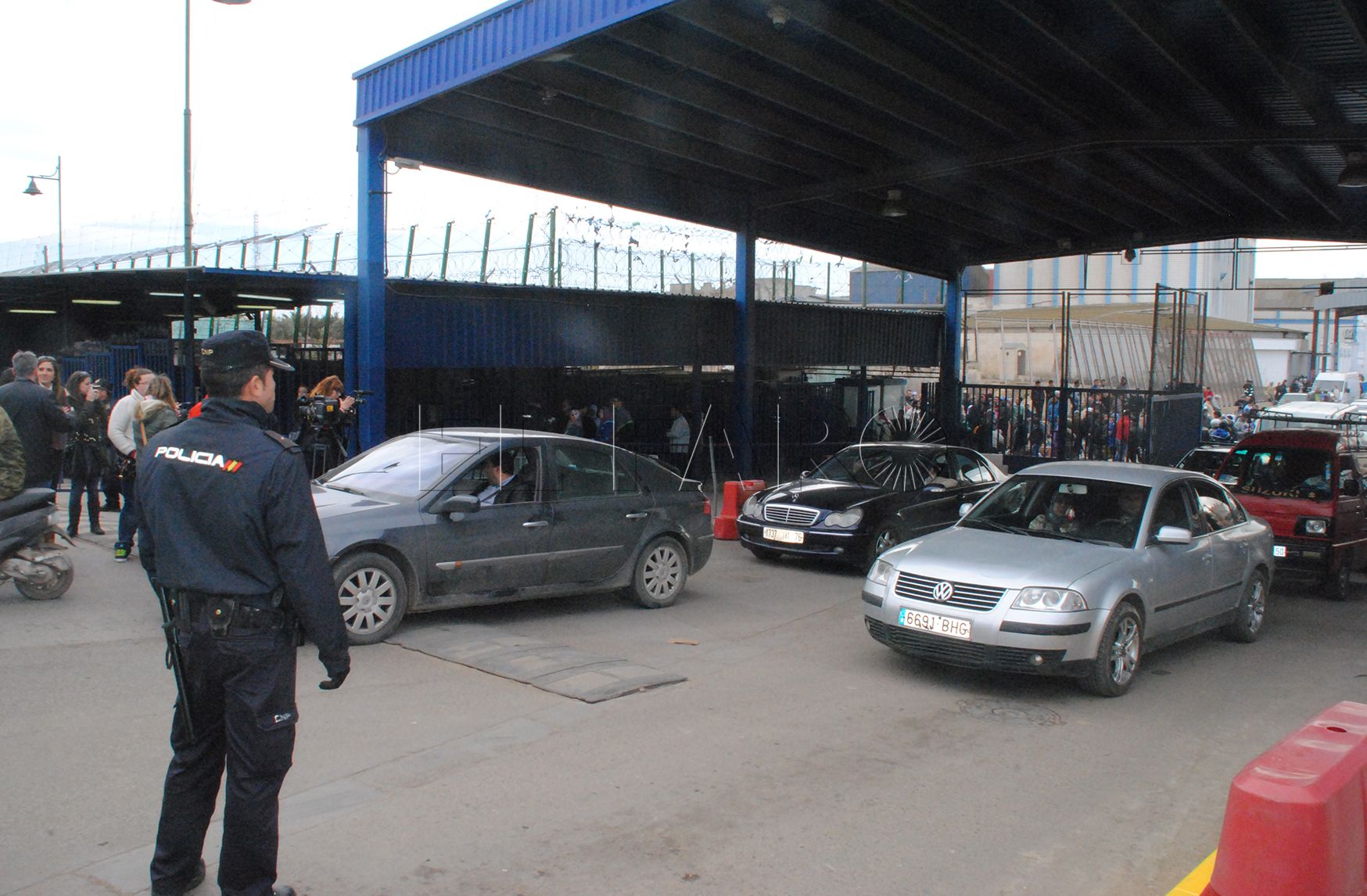 Pega un tortazo a un agente en la frontera Melilla y huye a Marruecos