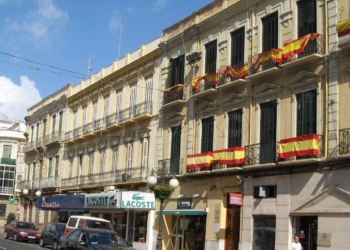 6 1 Imbroda: “Pido a los melillenses que engalanen los balcones con banderas de Melilla y España”