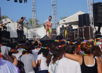 DSC08442 Bombai se gana al público de Melilla con dosis de ‘buen rollo’ sobre el escenario