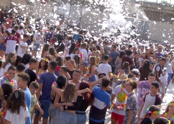 Fiesta de la espuma en el Espacio Joven de la Feria de Melilla Fiesta de la espuma en el Espacio Joven de la Feria de Melilla