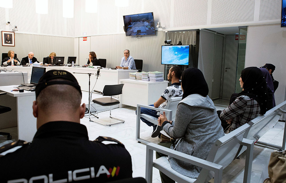 Un hombre y dos mujeres de Melilla acusados por reclutar a esposas para yihadistas aceptan 4 y 5 años de cárcel