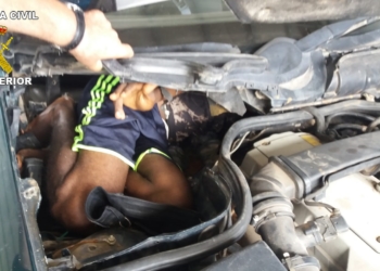 Vista de la persona oculta desde el motor Detenido un marroquí de 70 años por intentar pasar a dos inmigrantes en el coche por Farhana