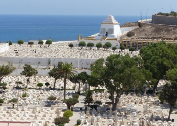 cementerio recortado La familia del fallecido llevado a Oudja denuncia al responsable del depósito del cementerio
