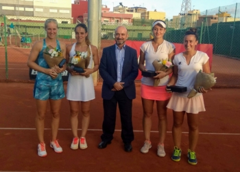 foto entrega trofeos Ioana Rosca y Olga Parres, ganadoras en los dobles