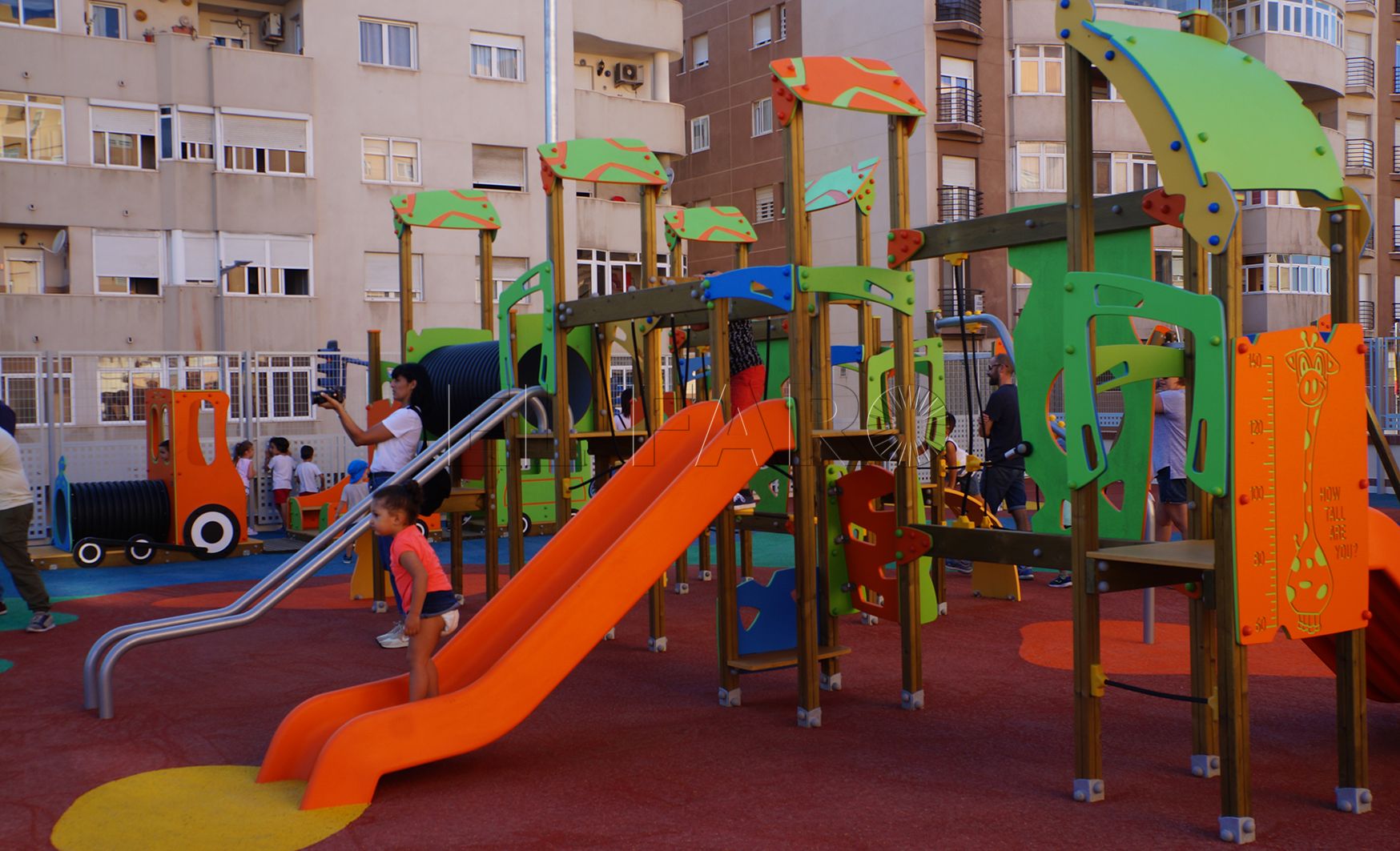 Autoridades y niños del barrio Virgen de la Victoria estrenan su nuevo parque