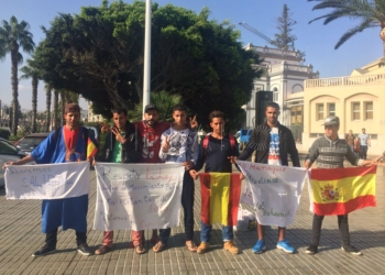 15 1 4 Un grupo de jóvenes se concentra frente a la Delegación: “Somos saharauis, no marroquíes”