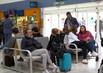 15 Afectados en el aeropuerto de Melilla por las cancelaciones de vuelos: “Un día se va a liar aquí una gorda”