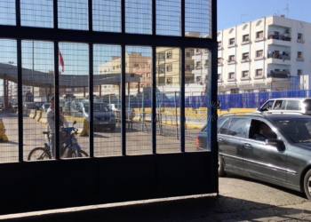 17 1 1 Dan puñetazos a policías e incitan a que les tiren piedras: los condenan a pagar 1.080€