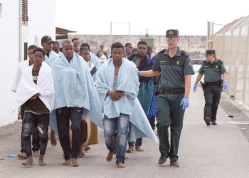 Un buque de FRS que viajaba a Motril rescata a 48 migrantes de una patera