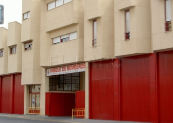 Bomberos Bomberos rescata a dos personas del ascensor de la Residencia de Mayores